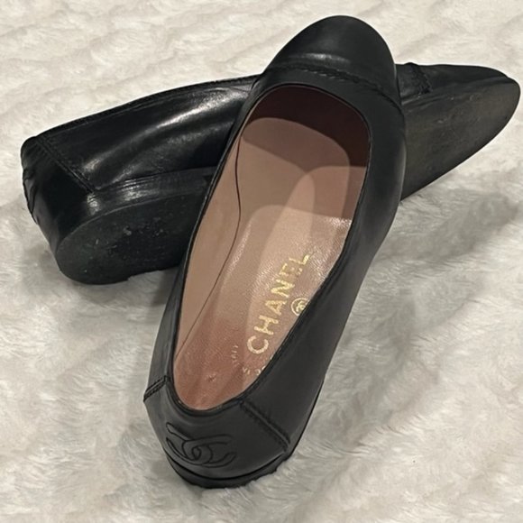 Vintage CHANEL Black Leather Cap Toe Flats - Picture 13 of 16